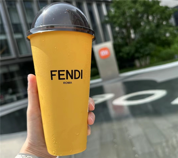 喜茶联名奢侈品牌FENDI新品卖爆单!小程序抢崩 周边炒至百元